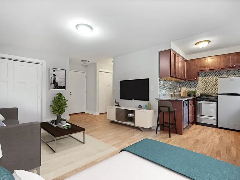 696 Elm Pl — Photo 4