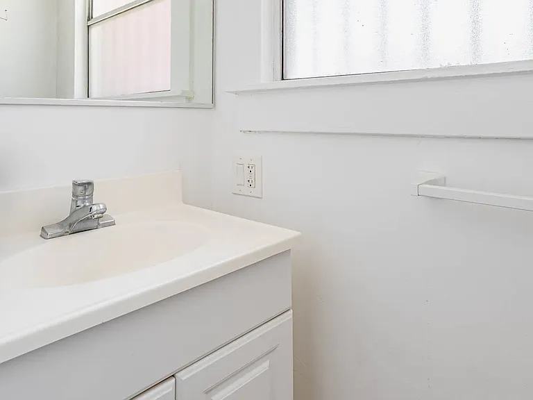 850 N Virgil Ave #B — Photo 14