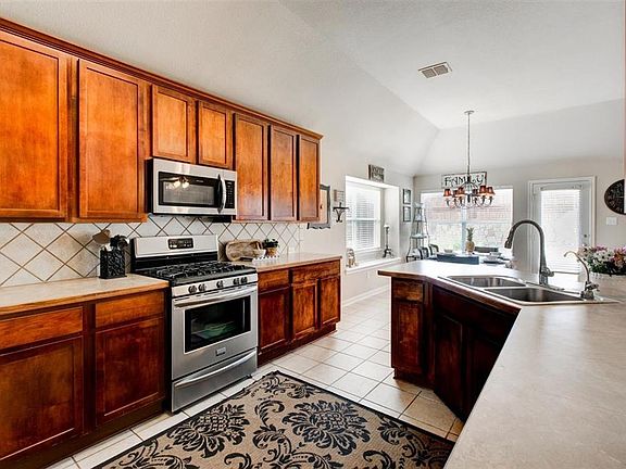 4th image of 2701 Leisure Ln