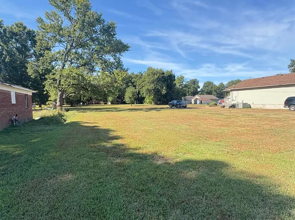 106 Volunteer Dr, Martin, TN 38237