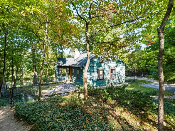 2400 Crest Dr, Kalamazoo, MI 49008