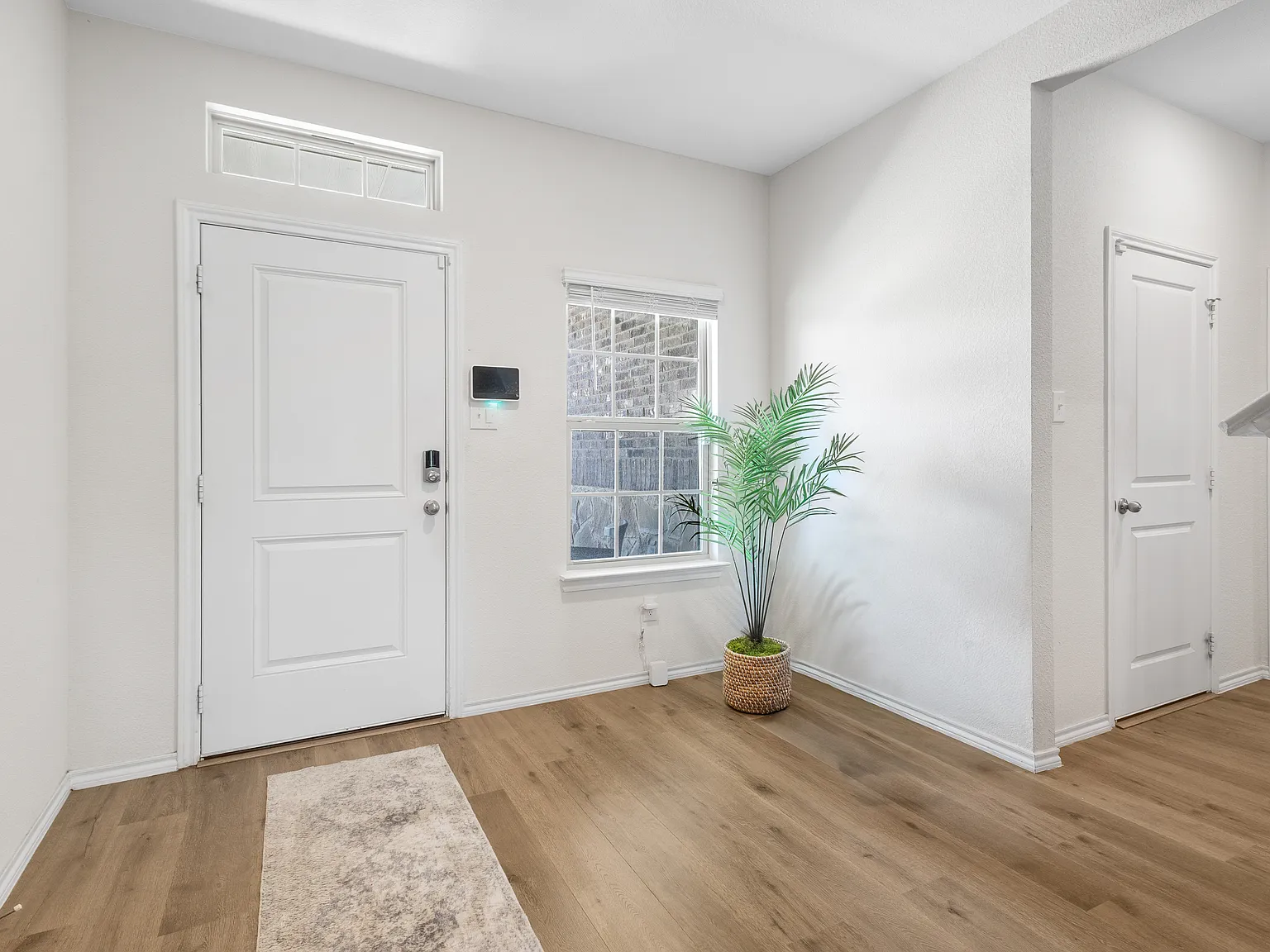 4 bed, 2573 sqft, $3,000 — Photo 2