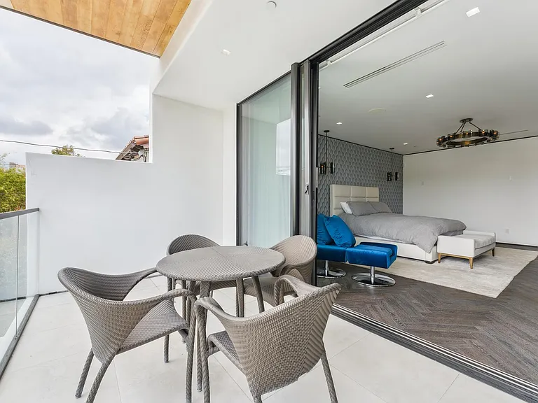 213 S La Peer Dr — Photo 43
