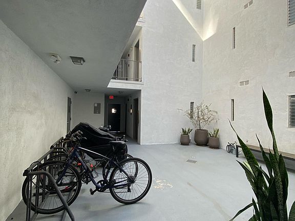 4th image of 1223 S Bundy Dr #304