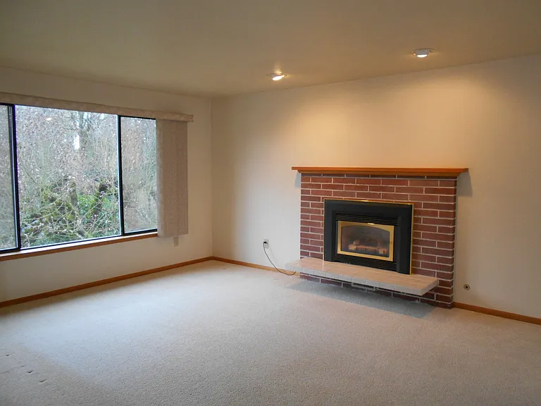 1085 Shaw Rd — Photo 2