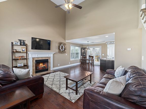 5th image of 2205 Fairfax Dr