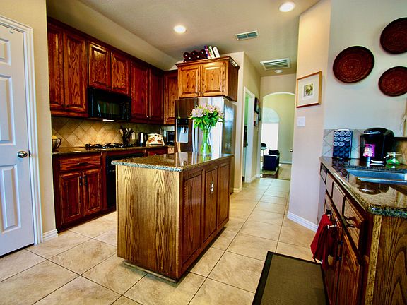 5th image of 2734 Greenway Dr