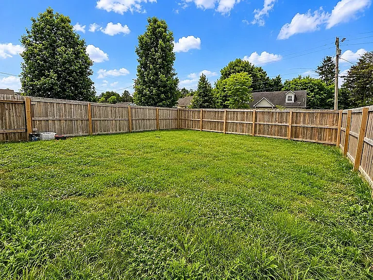 3 bed, 1096 sqft, $2,000 — Photo 2
