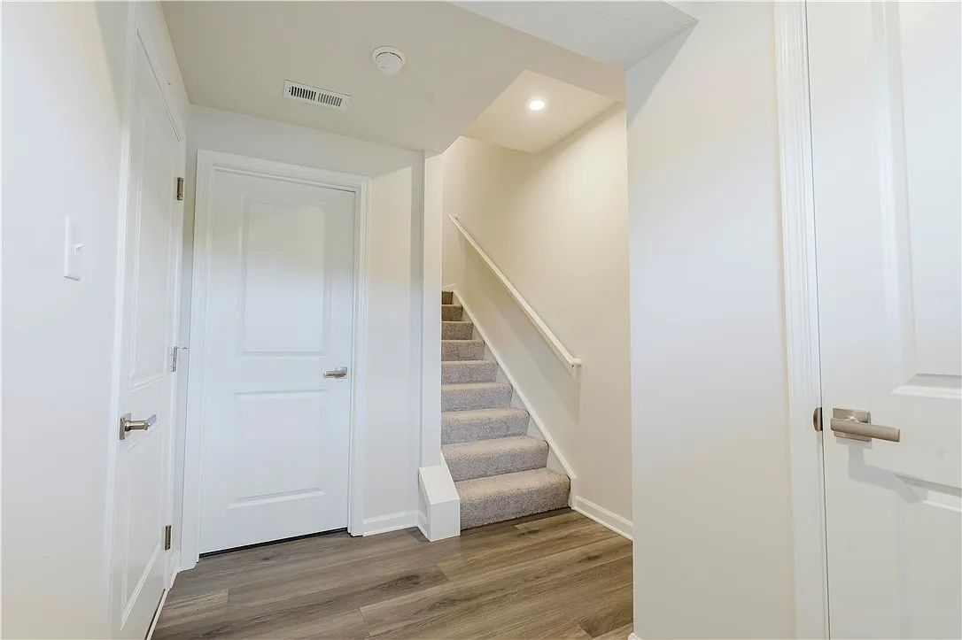 Building Photo - 159 White Oak Dr #B