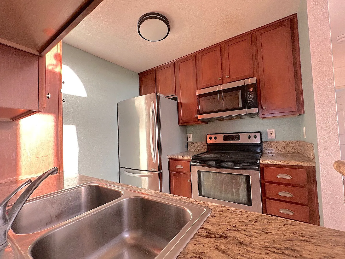 2nd floor 2 bed/ 2 bath condo in North Park/ Normal Heights! 1 car garage, driveway, WD in unit — Photo 2