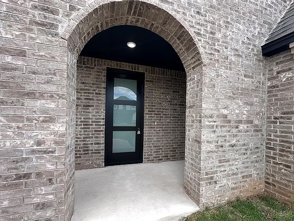 3rd image of 4528 Maple Ridge Dr
