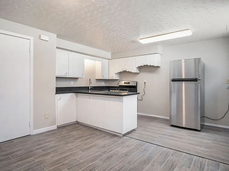 219 S 38th Ave — Photo 10