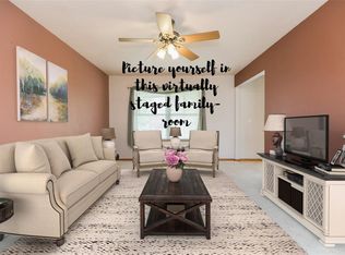 955 Wolf Ridge Rd, Hiawatha, IA 52233