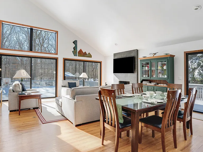 10 Wooded Oak Ln — Photo 6