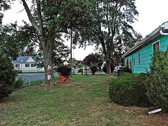 5th image of 423 E Saint Johns Ave