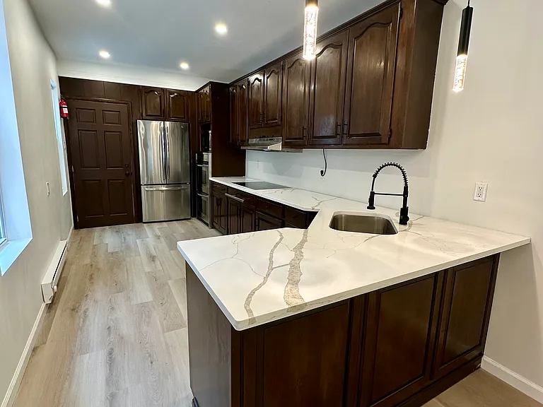 525 Perry St — Photo 8