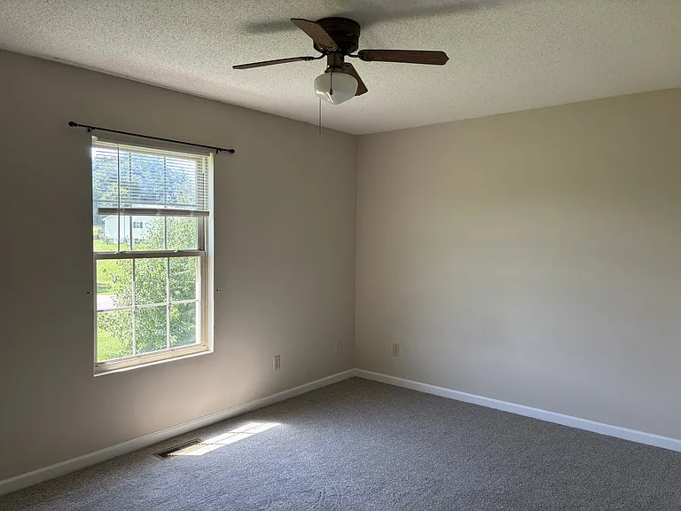 136 Hunt Hollow Dr — Photo 9
