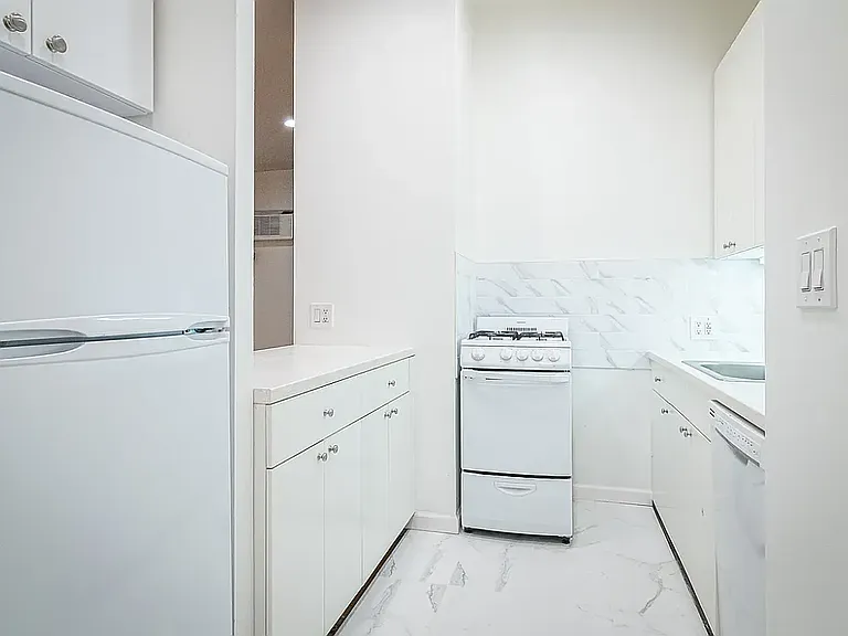 222 W 16th St #1S — Photo 5