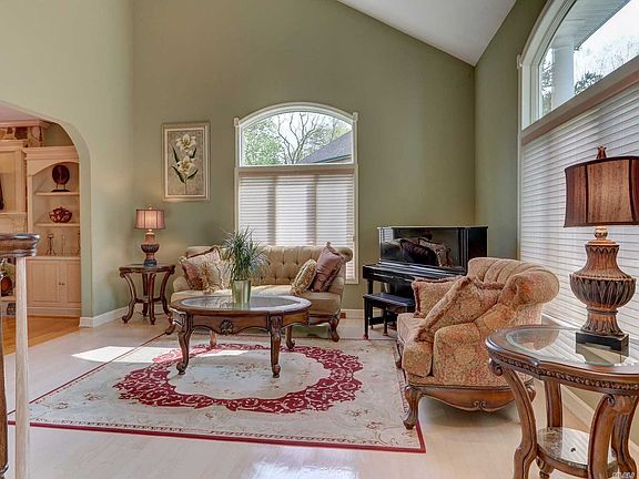 3rd image of 5 Saddle Brook Ct