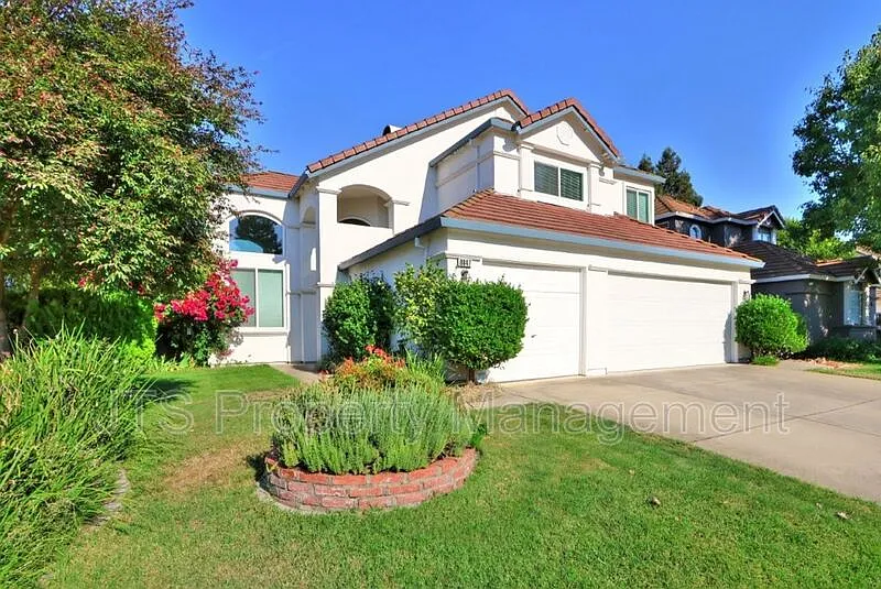 4 bed, 2.5 bath, 1973 sqft, $2,795 — Photo 3