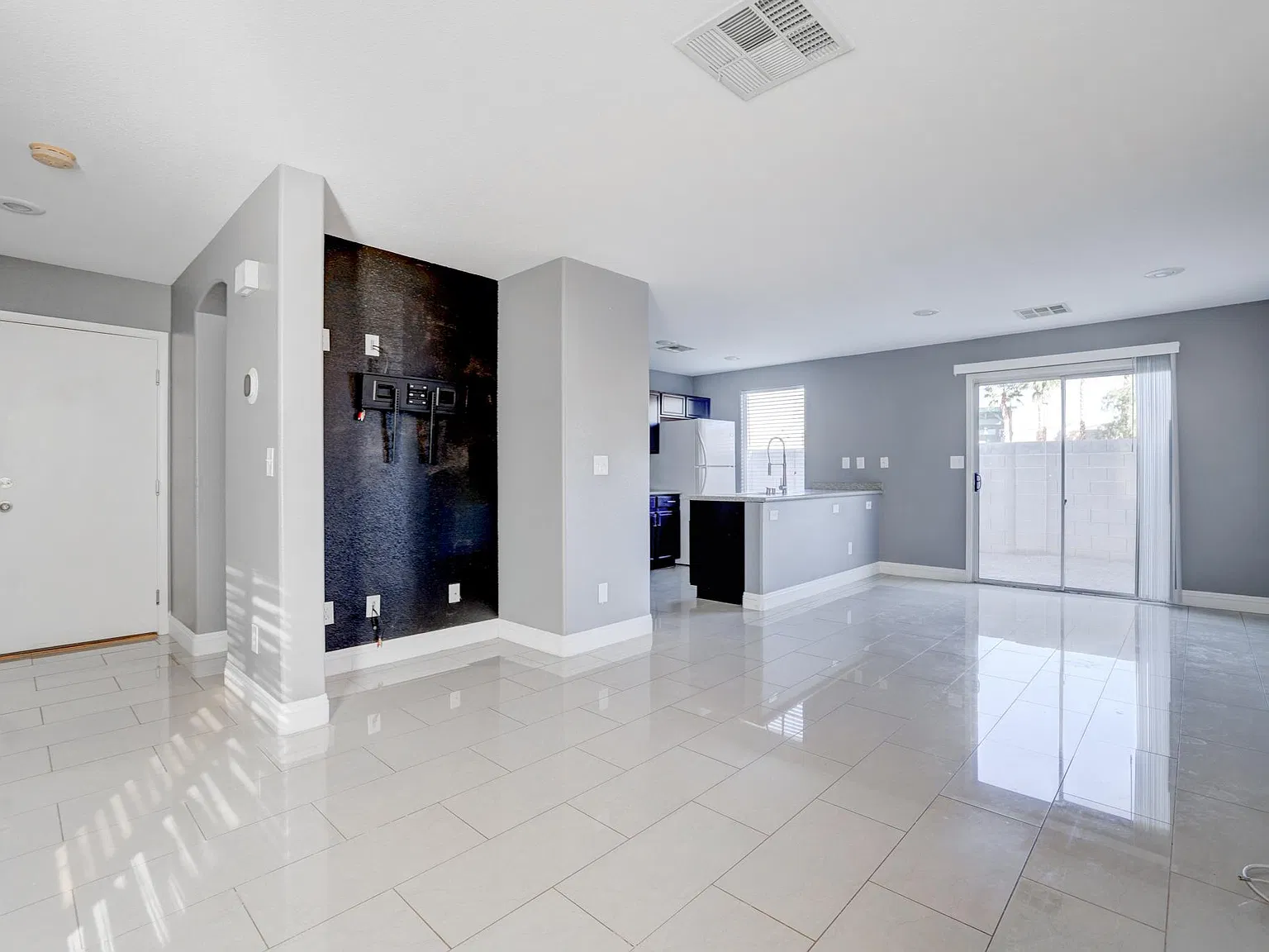 3 bed, 1310 sqft, $2,100 — Photo 3