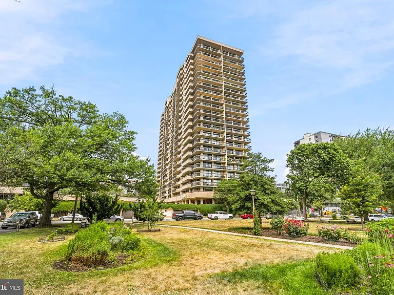 400 Madison St #310 — Photo 37