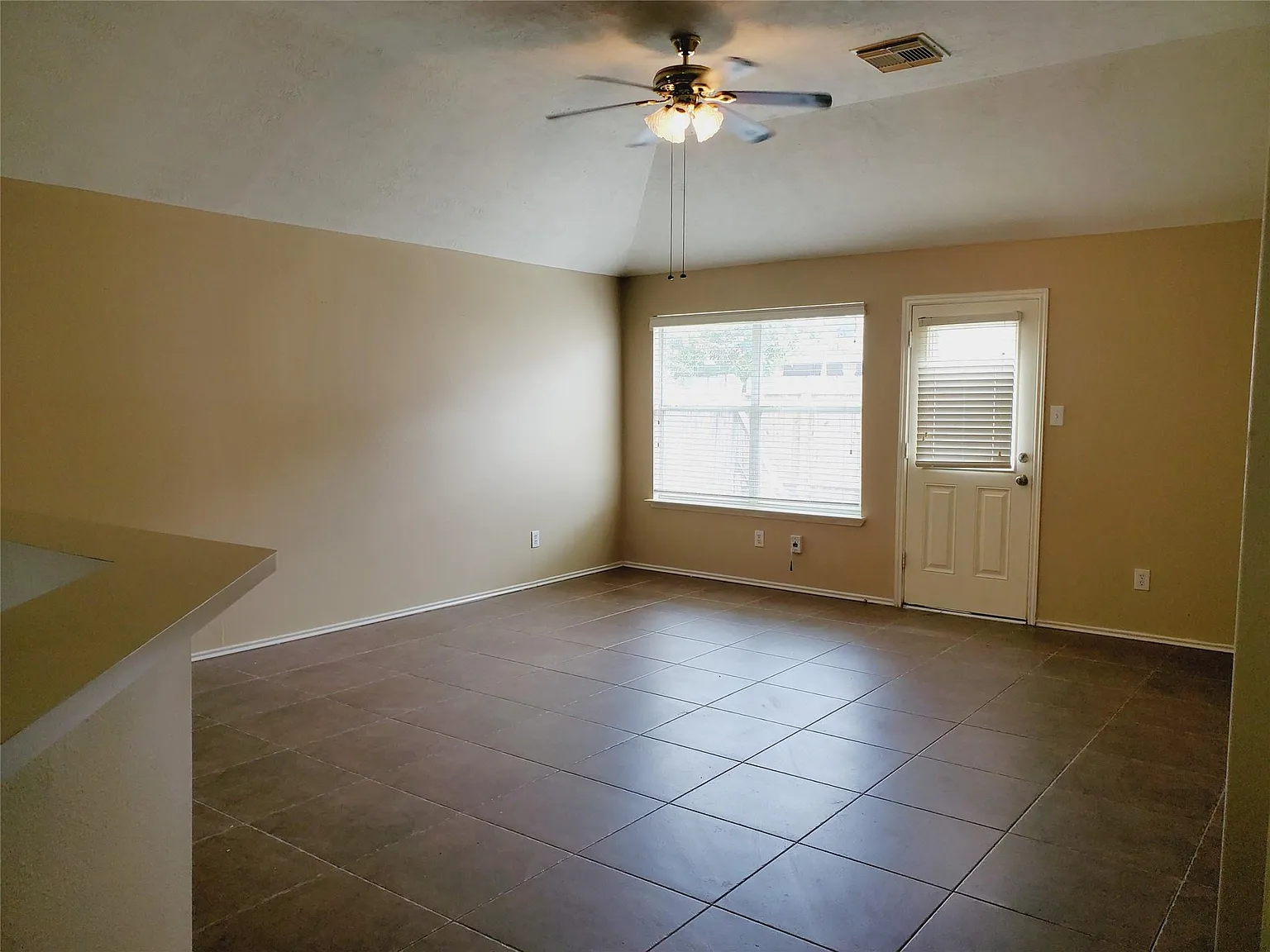 3 bed, 2.0 bath, 1613 sqft, $1,930 — Photo 4