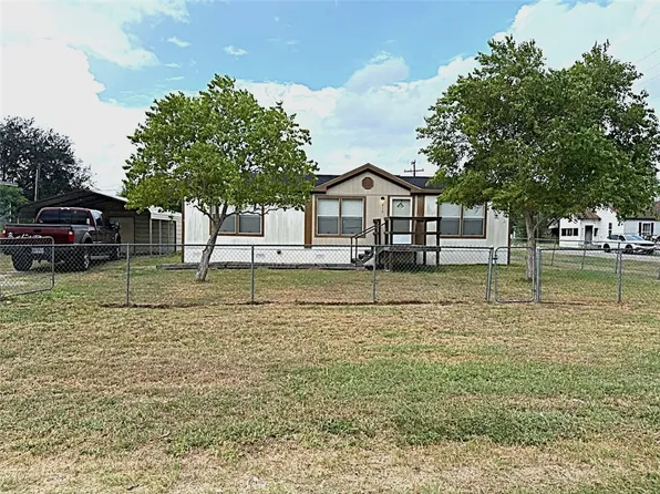 215 Elsie Ave, Agua Dulce, TX 78330