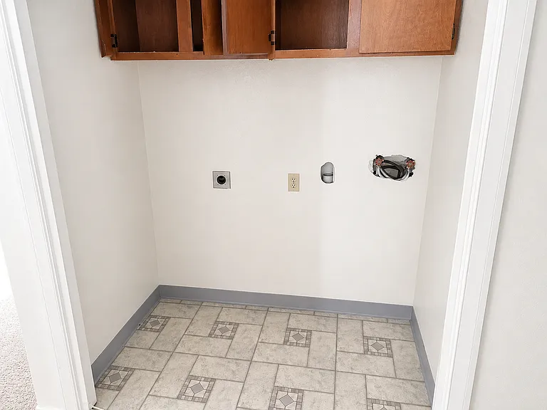 2054 S Division Ave — Photo 13