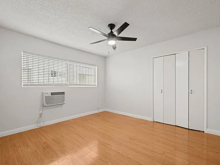607 N Flores St — Photo 13