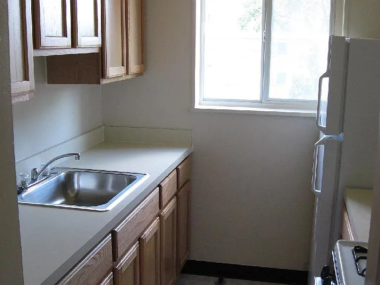 540 N Thomas St — Photo 2