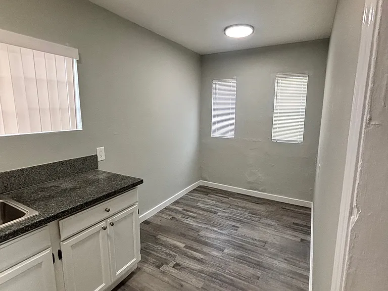 914 W 80th St #918 — Photo 5