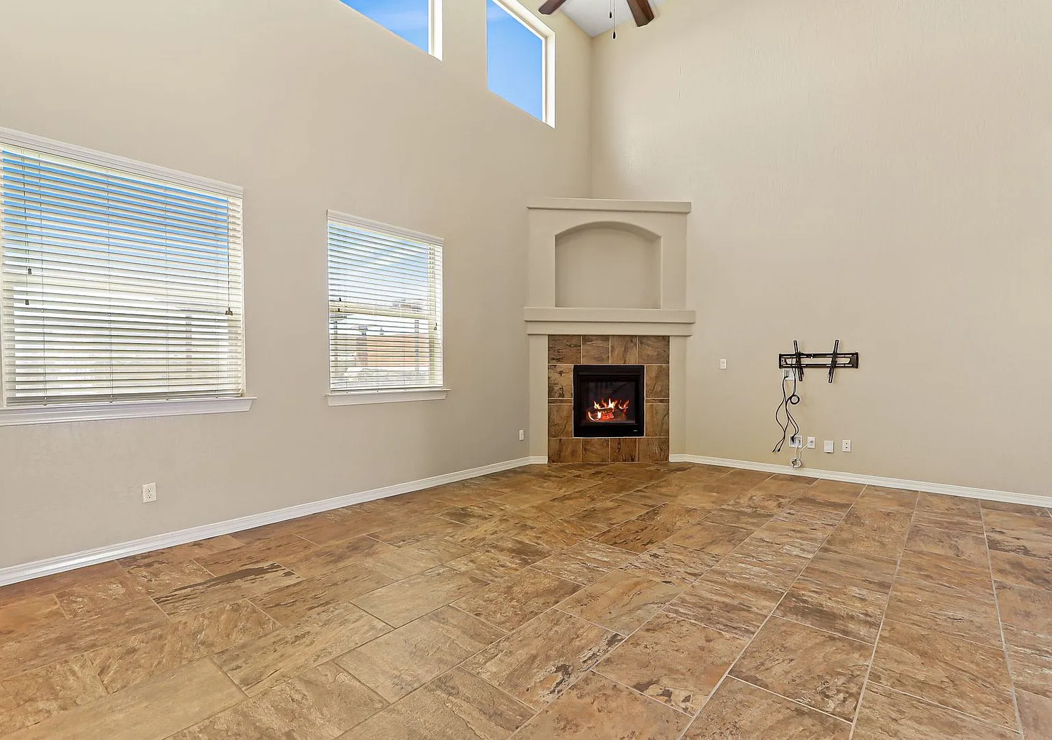 Stunning 4 Bedroom, 3 Bath Home In El Paso TX - — Photo 4