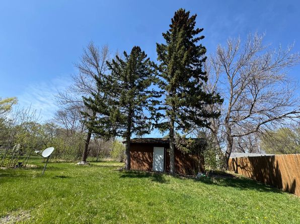 311 14th St NE, Devils Lake, ND 58301