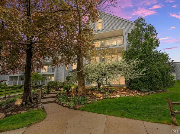 3559 Port Cove Dr #23-1, Waterford, MI 48328