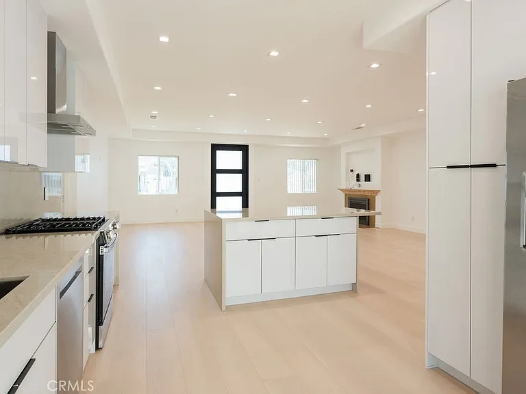 14605 Wyandotte St — Photo 41