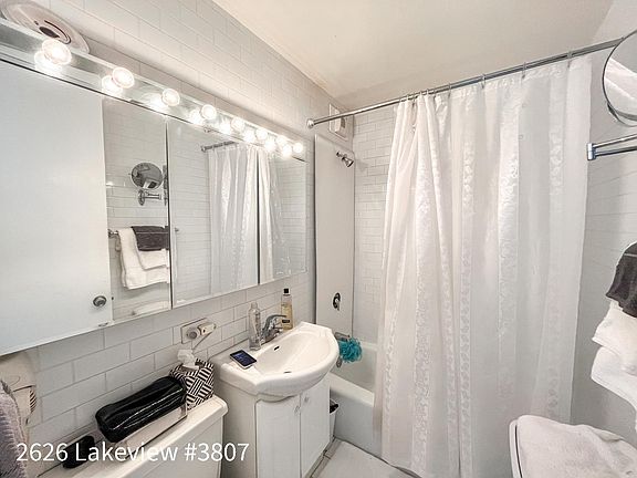 4th image of 2626 N Lakeview Ave APT 3807