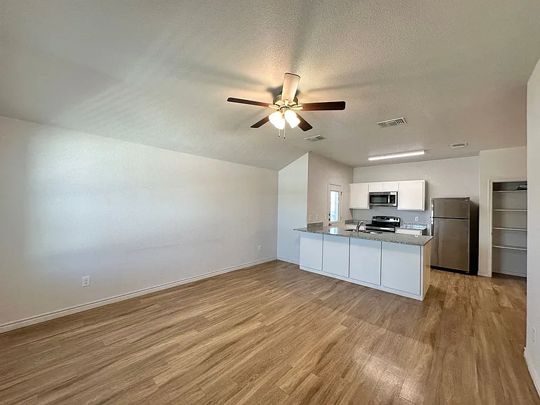 1813 Clovis Dr — Photo 2