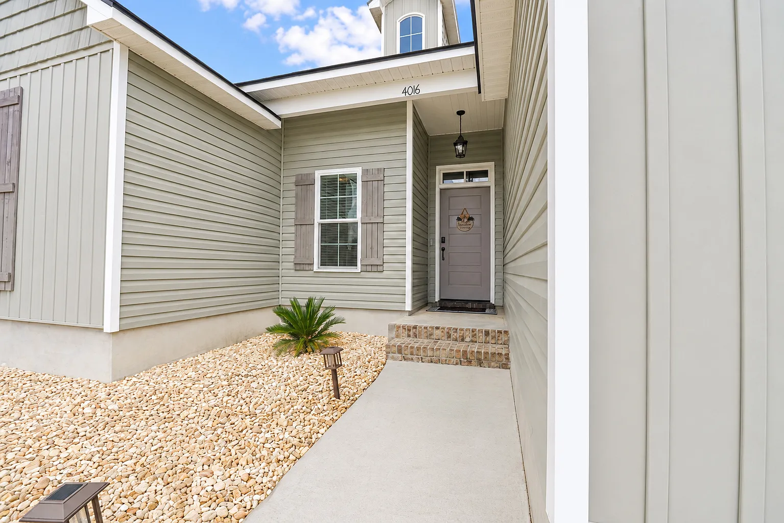 4 bed, 2200 sqft, $2,600 — Photo 2