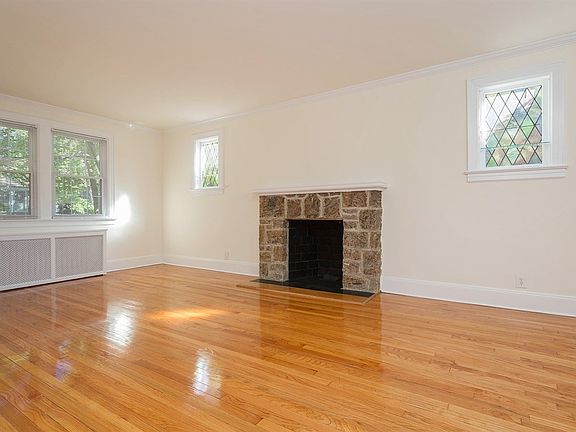 Living Room with fireplace