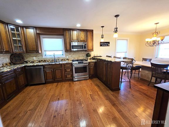4th image of 544 Edgeworth St