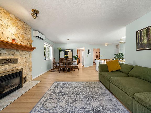 5th image of 2444 Sooke Rd