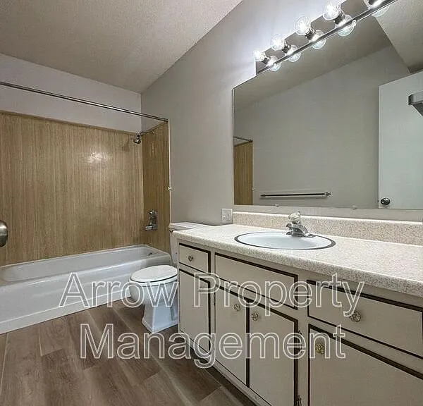 515 N 13th St #301 — Photo 8