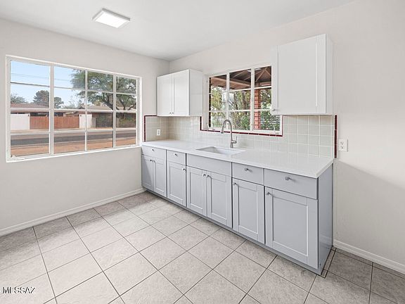 4th image of 934 N Columbus Blvd