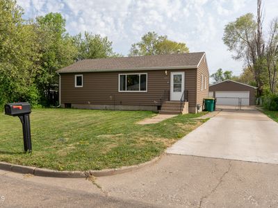 821 W Sweet Ave, Bismarck, ND, 58504