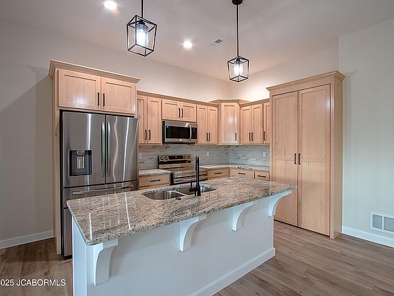 3rd image of 225 Rosewood Ct