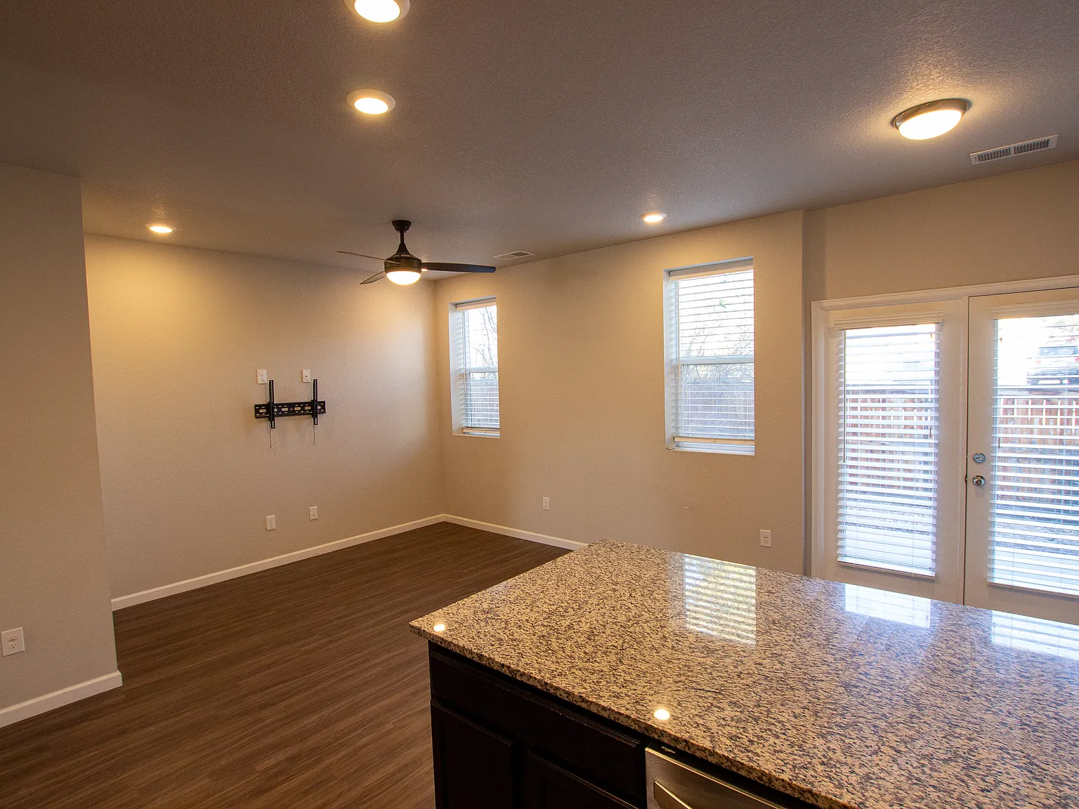 1088 Oak Cir — Photo 3