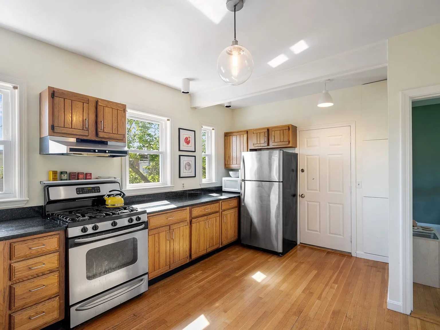 2 bed, 1.0 bath, 978 sqft, $3,950 — Photo 2