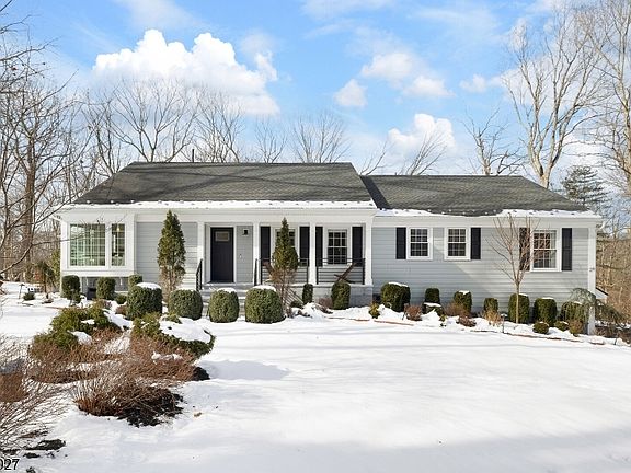 3rd image of 26 Robin Glen Rd