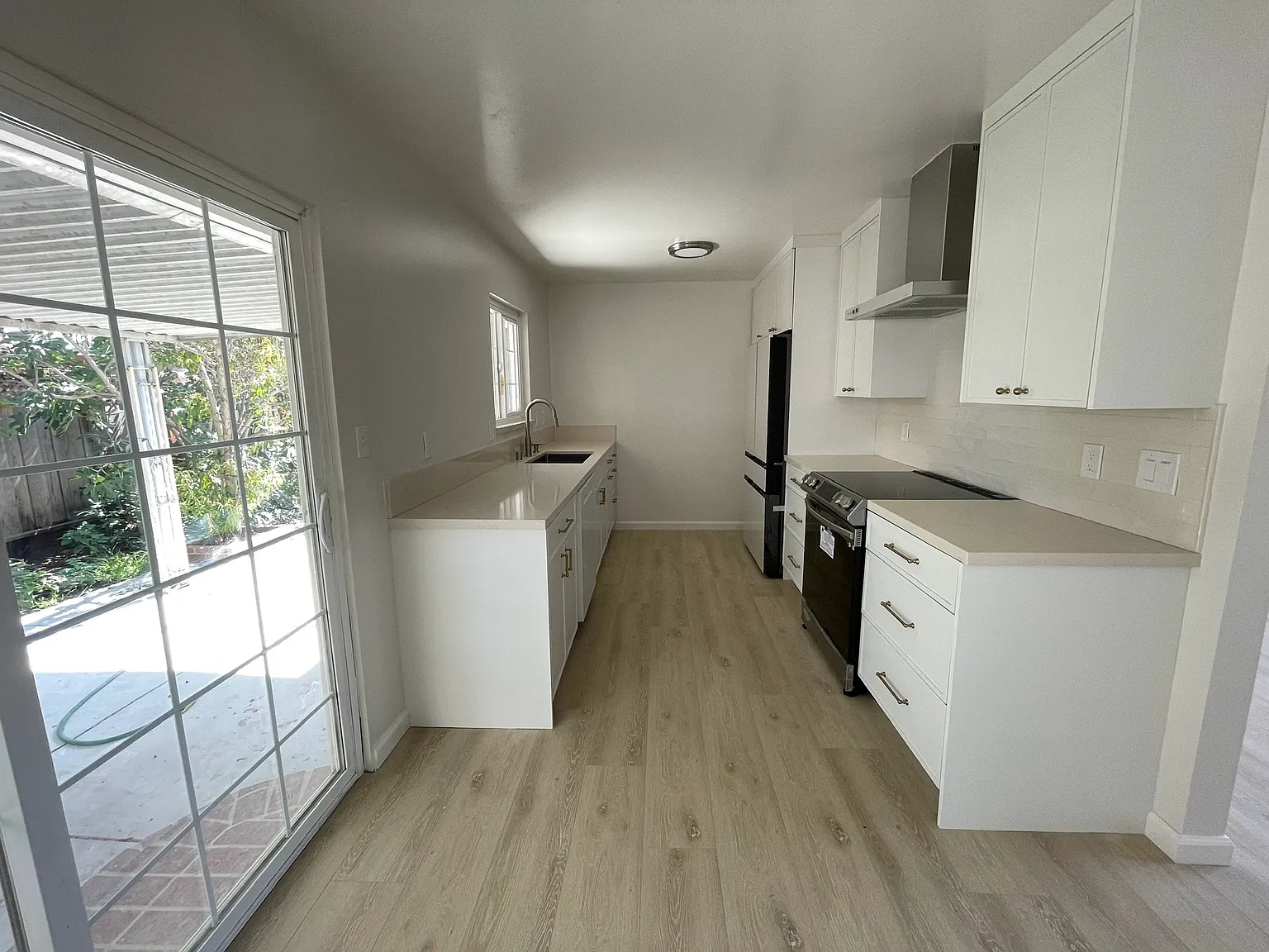 3 bed, 1050 sqft, $4,545 — Photo 3